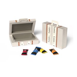 Werbemittelverpackung im Koffer Design mit HELLO Mini Sticks und Werbedruck
