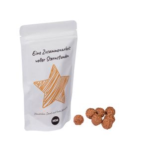 Schokolierte Weihnachtsknusperkugeln im bedruckten Doypack