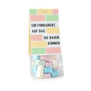40 g Brasue Kaubonbon Bausteine im transparenten Standbeutel mit beidseitig bedruckbarem Werbereiter