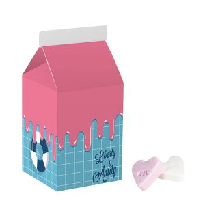 Kleine Milchverpackung mit Frucht-Herzen und Werbedruck