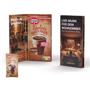 Dr. Oetker Tassenpudding Vanille in einer Werbe-Klappkarte mit Werbedruck
