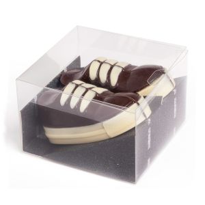Schokoladen-Sneakers mit Logodruck