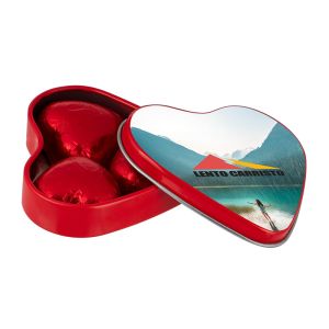 Herzförmige Dose mit Schokoladenherzen und mit Logodruck
