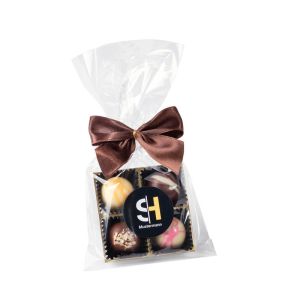 4 gemischte Pralinen im Beutel mit brauner Schleife und Etikett