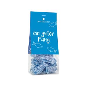 50 g blaue Bonbons in Fischform im transparenten Standbeutel mit beidseitig bedruckbarem Werbereiter