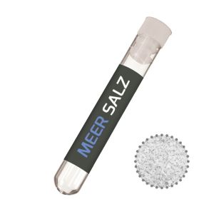 12 g Meersalz im Reagenzglas mit Werbeetikett