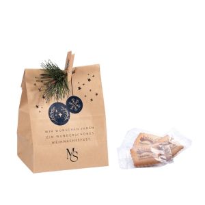 Weihnachtsbutterkekse in bedruckter Kraftpapiertüte
