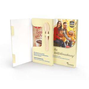 Dr. Oetker Tassenpudding Schoko in einer Faltkartonage mit Löffel und Werbedruck