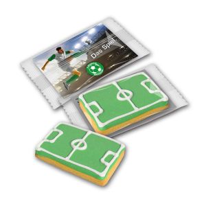 Cookie mit einem Zuckerguss-Fußballfeld im Flowpack mit Werbekarte