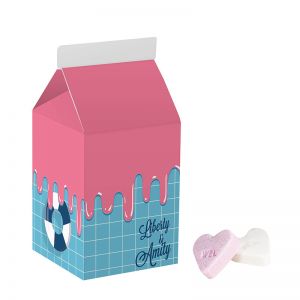 Kleine Milchverpackung mit Frucht-Herzen und Werbedruck